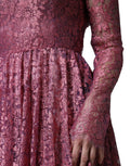 Rosa geblümtes Midikleid aus Spitze mit langen Ärmeln
