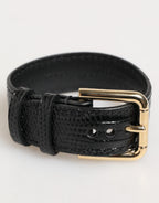 Armband mit schwarzem, geprägtem Leder und goldener Dornschließe