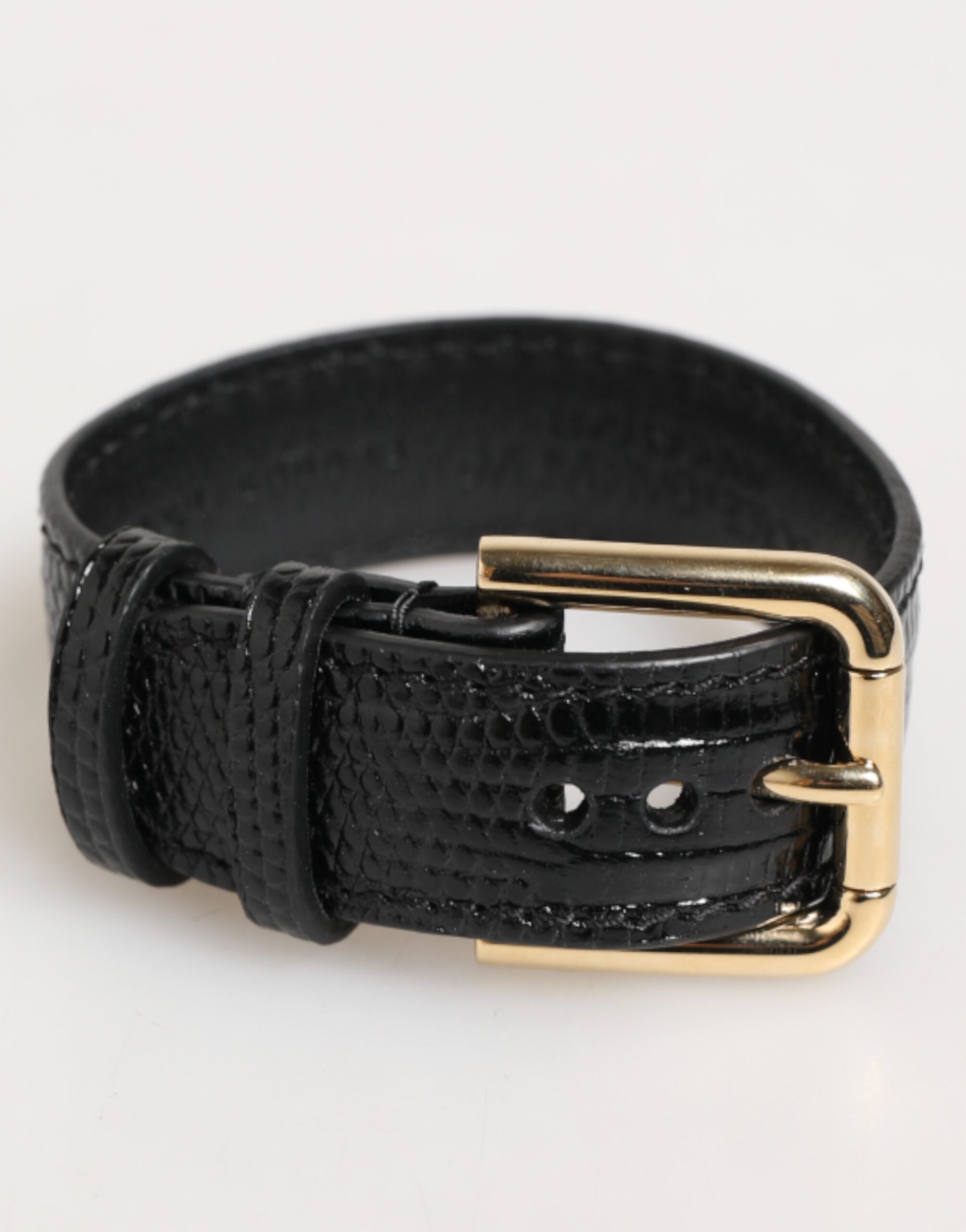 Armband mit schwarzem, geprägtem Leder und goldener Dornschließe