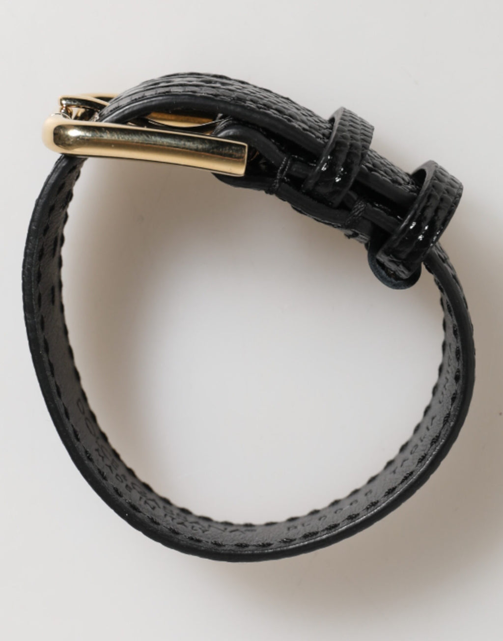 Armband mit schwarzem, geprägtem Leder und goldener Dornschließe