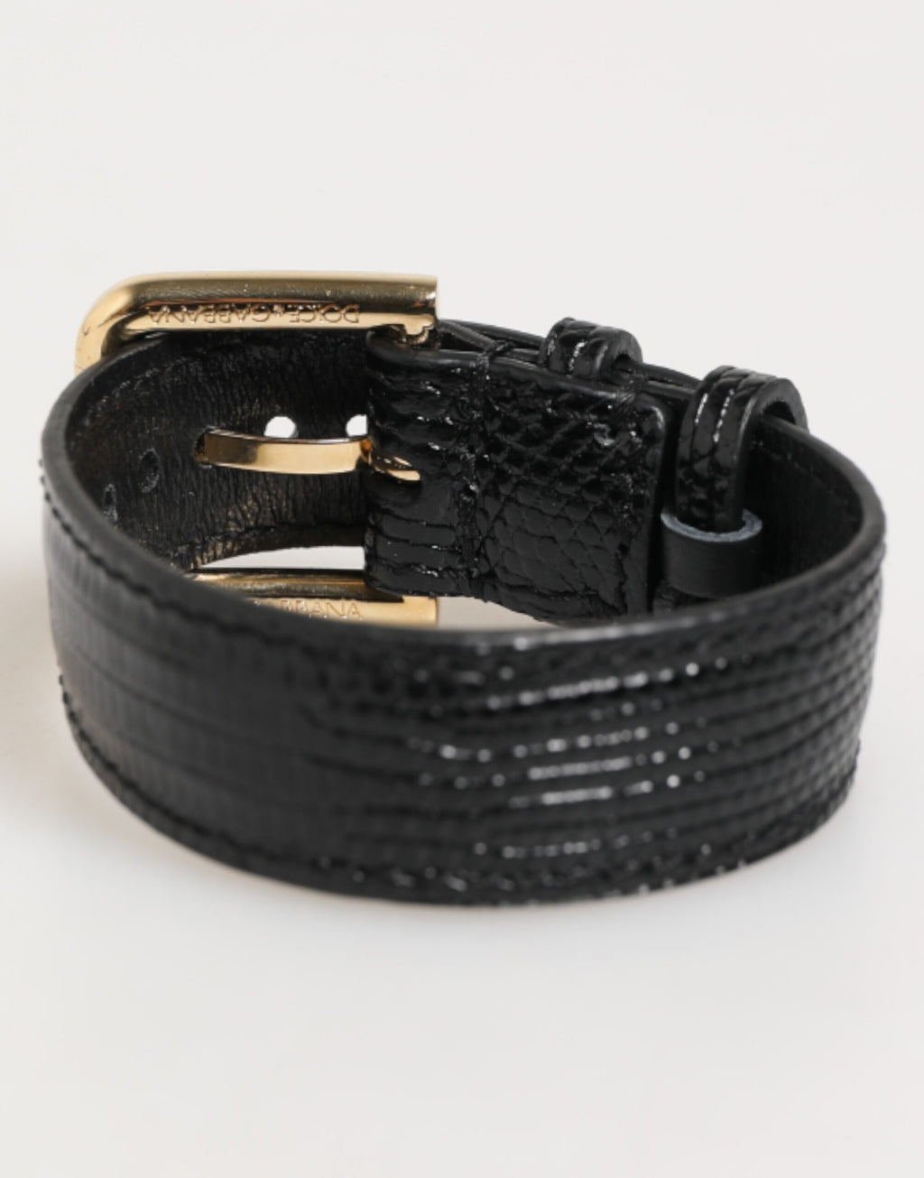 Armband mit schwarzem, geprägtem Leder und goldener Dornschließe