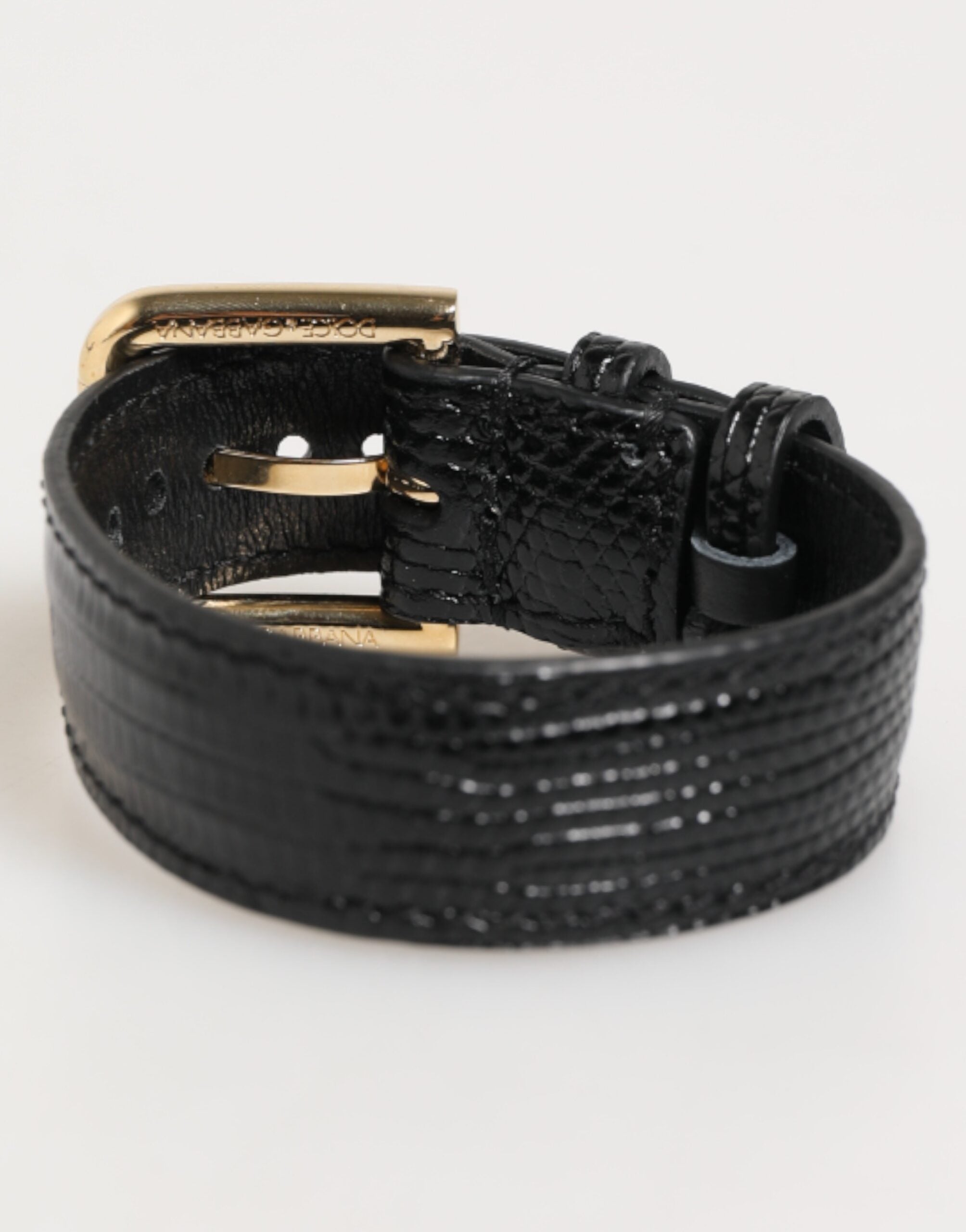 Armband mit schwarzem, geprägtem Leder und goldener Dornschließe
