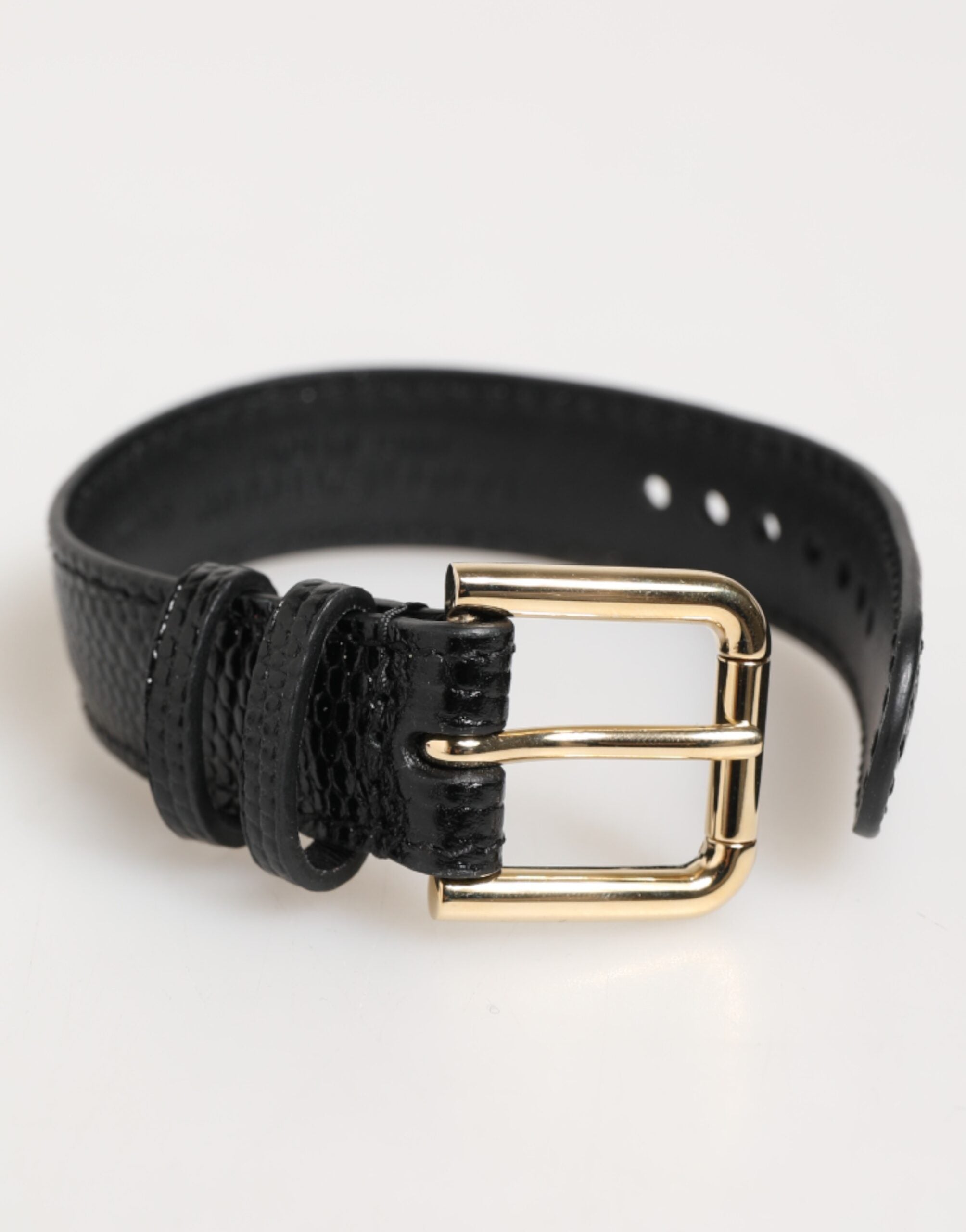 Armband mit schwarzem, geprägtem Leder und goldener Dornschließe