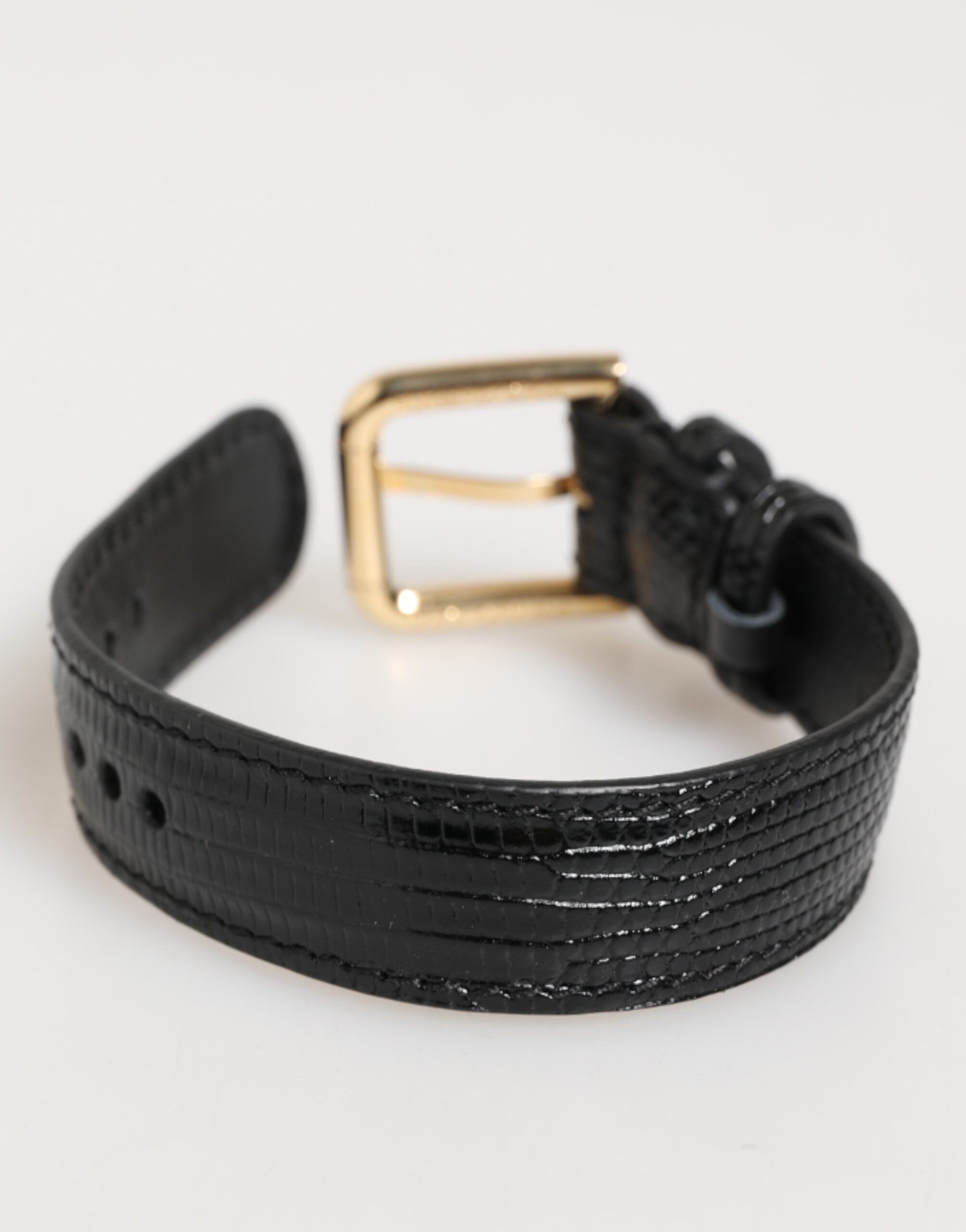 Armband mit schwarzem, geprägtem Leder und goldener Dornschließe