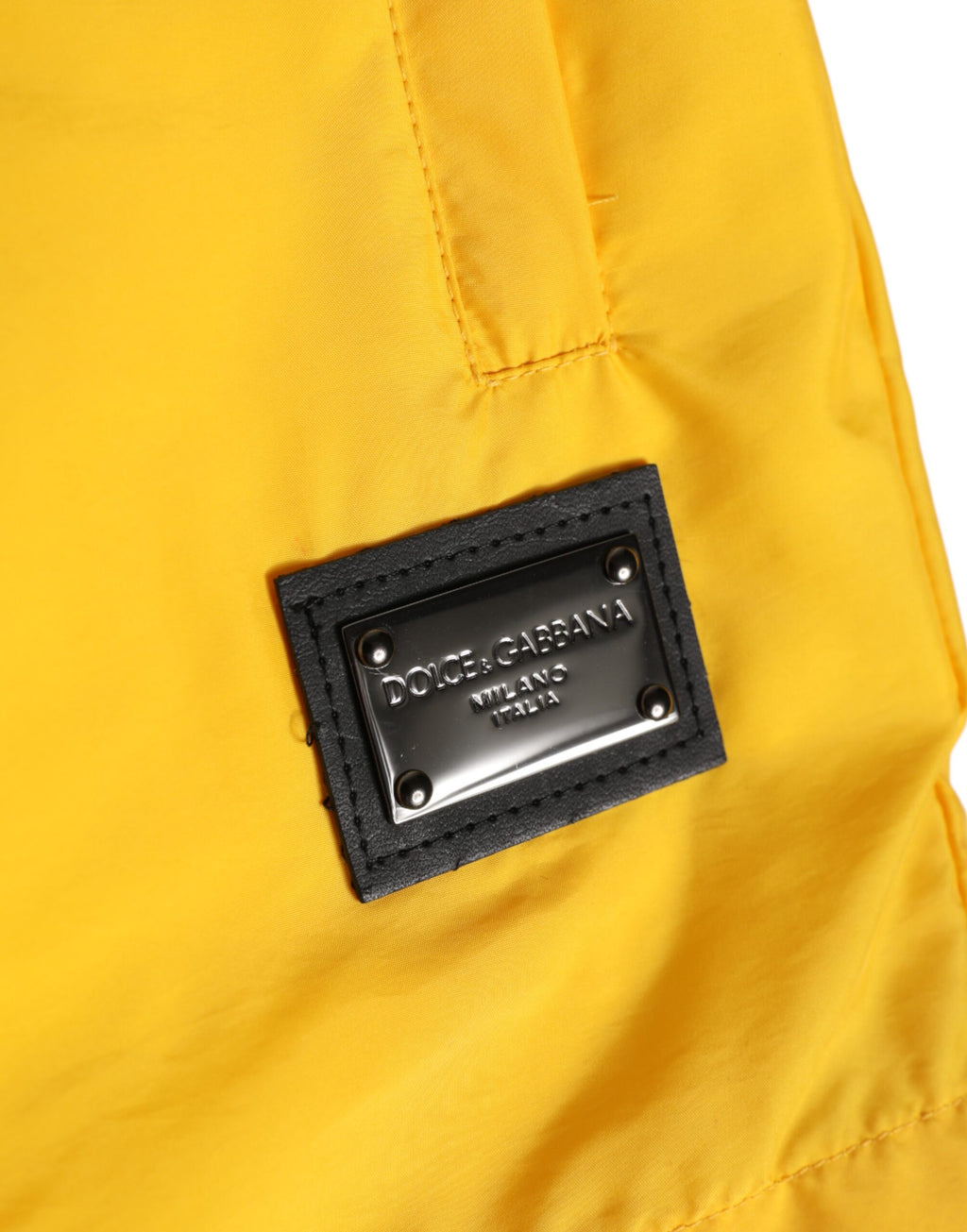 Gelbe Nylon Badeshorts mit Logo-Plakette