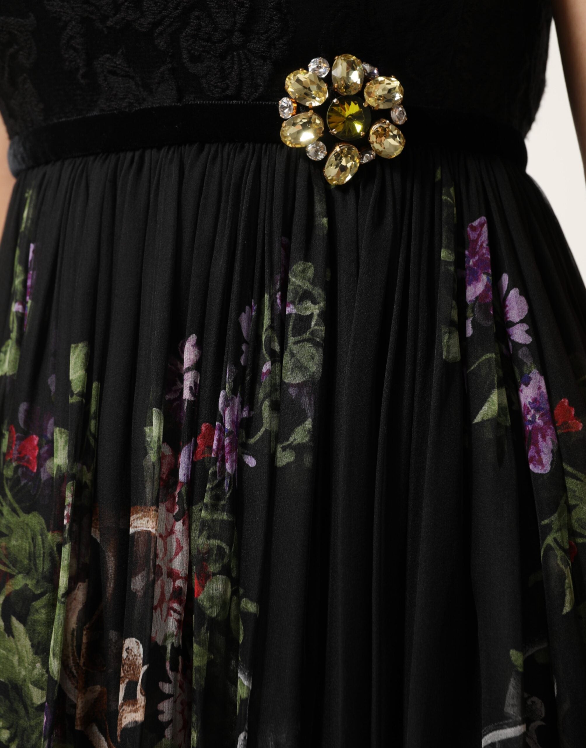 Trägerloses Kleid mit schwarzem Blumenschlüsselmuster und Kristallen