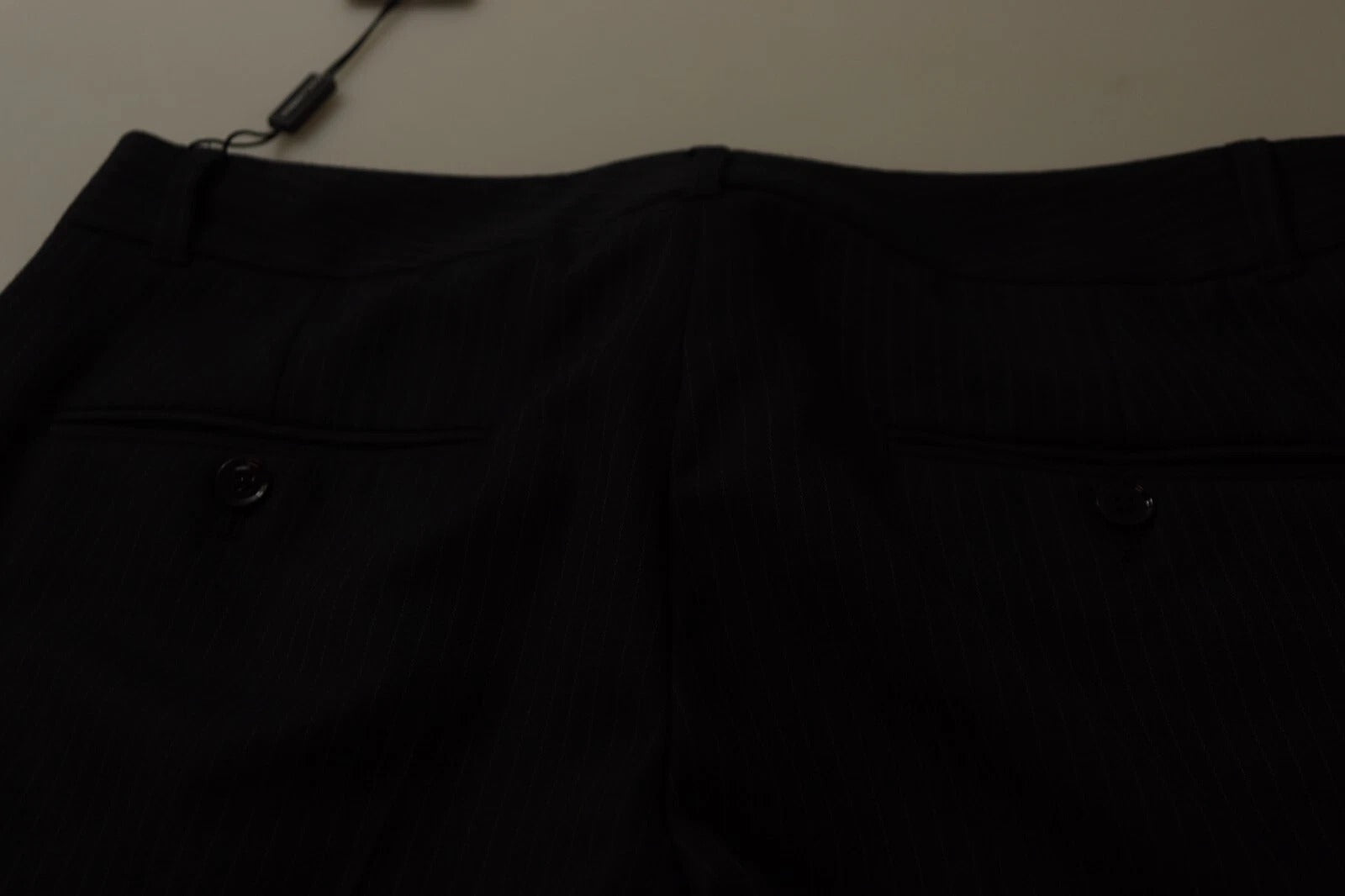 Schwarze Hosen mit mittelhohem Bund und Streifen