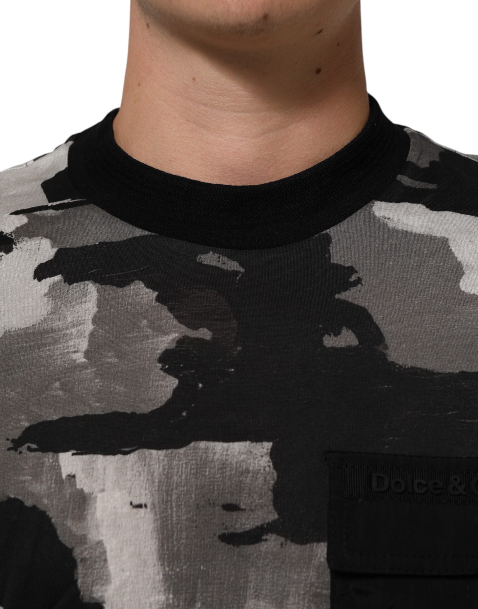 Herren-T-Shirt mit kurzen Ärmeln und mehrfarbigem Tarnmuster