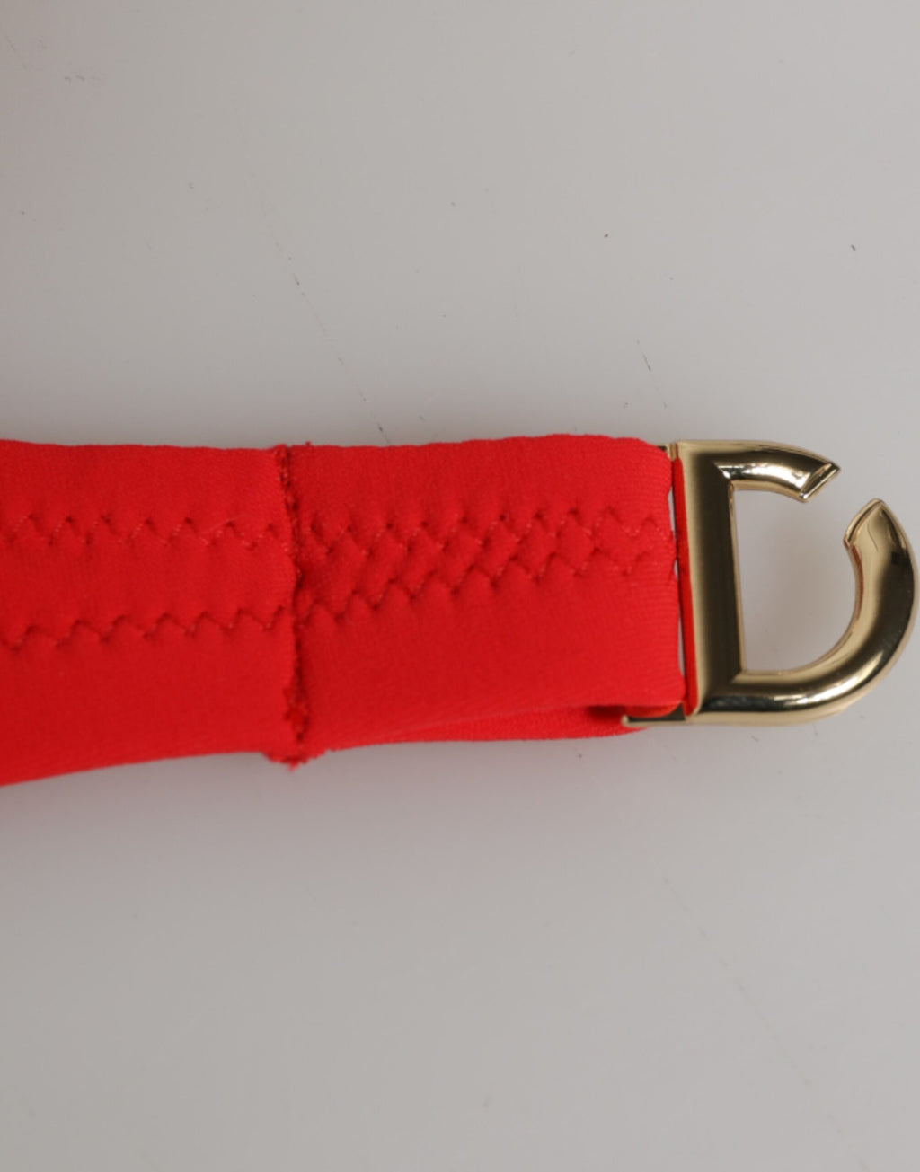 Roter Nylon-Bikini, zweiteilig, Oberteil und Unterteil