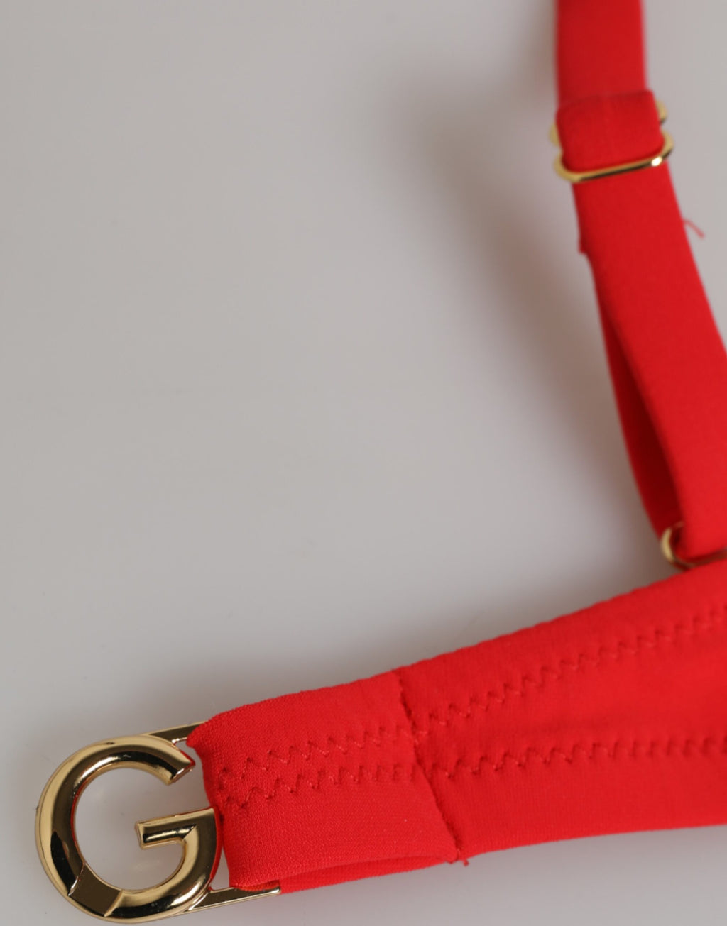 Roter Nylon-Bikini, zweiteilig, Oberteil und Unterteil