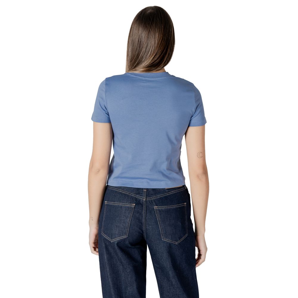Sportbekleidung aus blauer recycelter Baumwolle