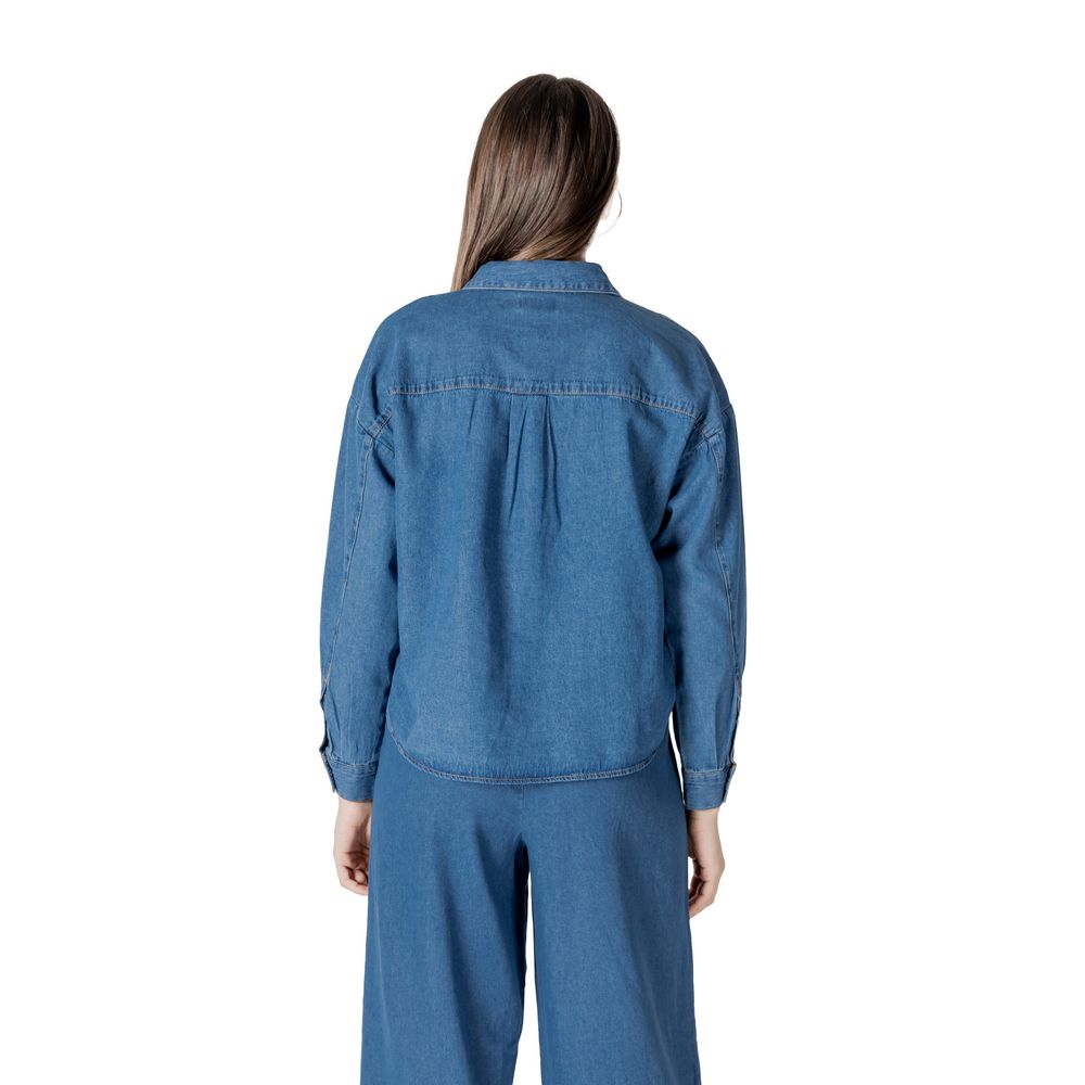 Blaue Baumwollbluse