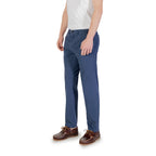 Blaue schmal geschnittene Baumwollhose