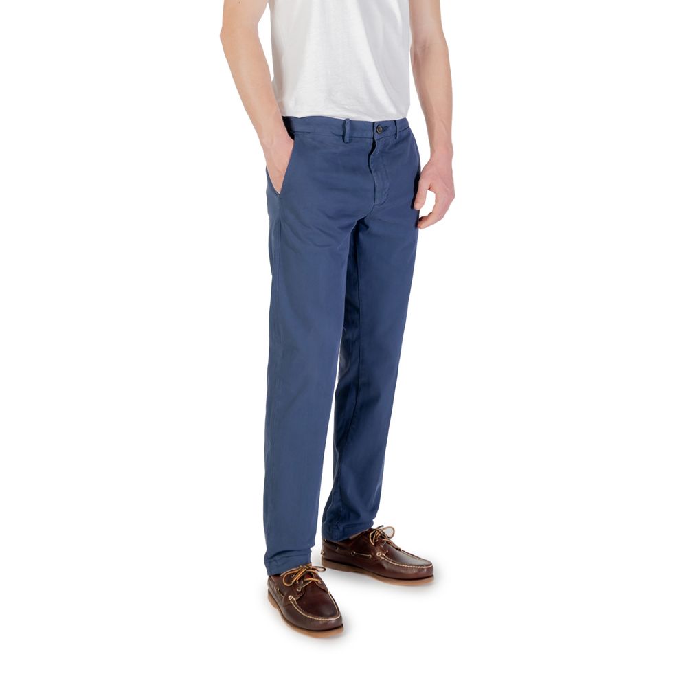 Blaue schmal geschnittene Baumwollhose