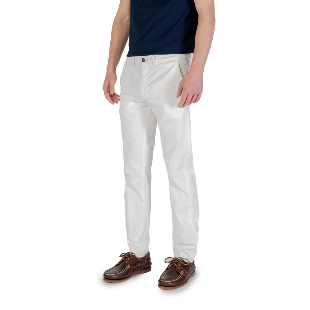 Weiße hautenge Baumwollhose