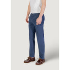 Blaue schmal geschnittene Baumwollhose