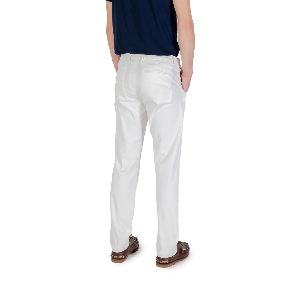 Weiße hautenge Baumwollhose