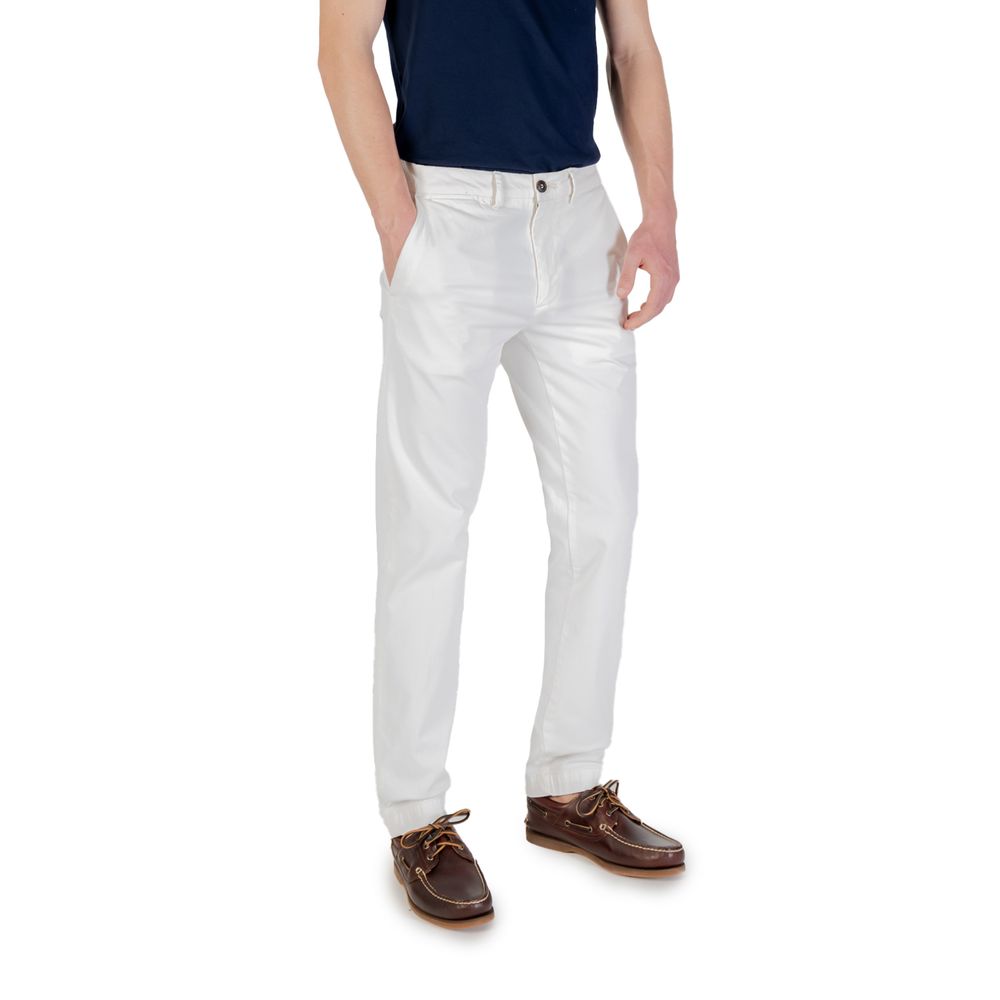 Weiße hautenge Baumwollhose