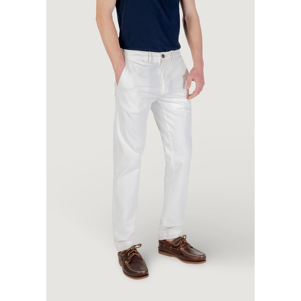 Weiße hautenge Baumwollhose