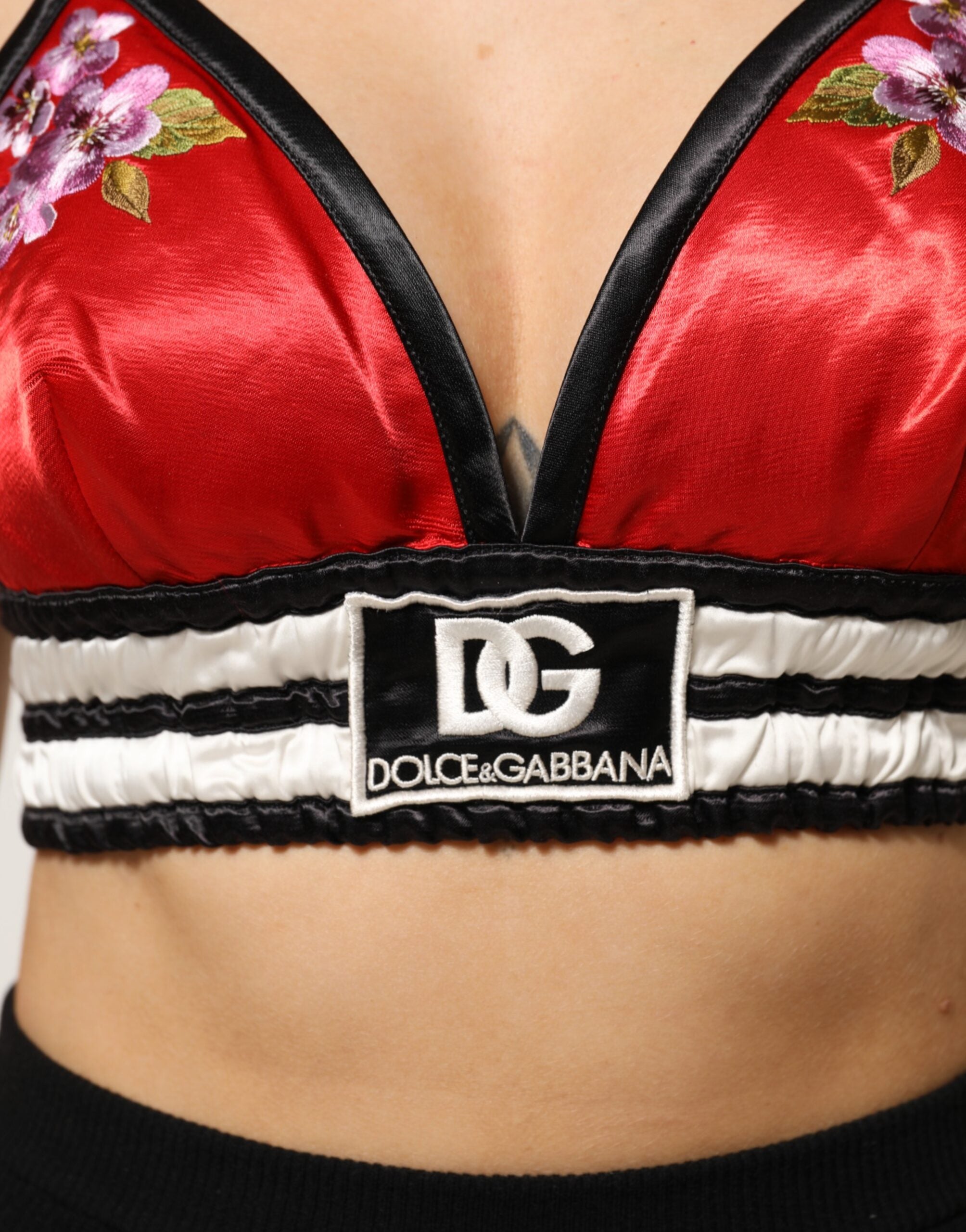 Rotes Satin-Bralette Crop Top mit Blumenstickerei