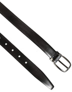 Klassischer Gürtel aus schwarzem Leder mit silberfarbener Schnalle