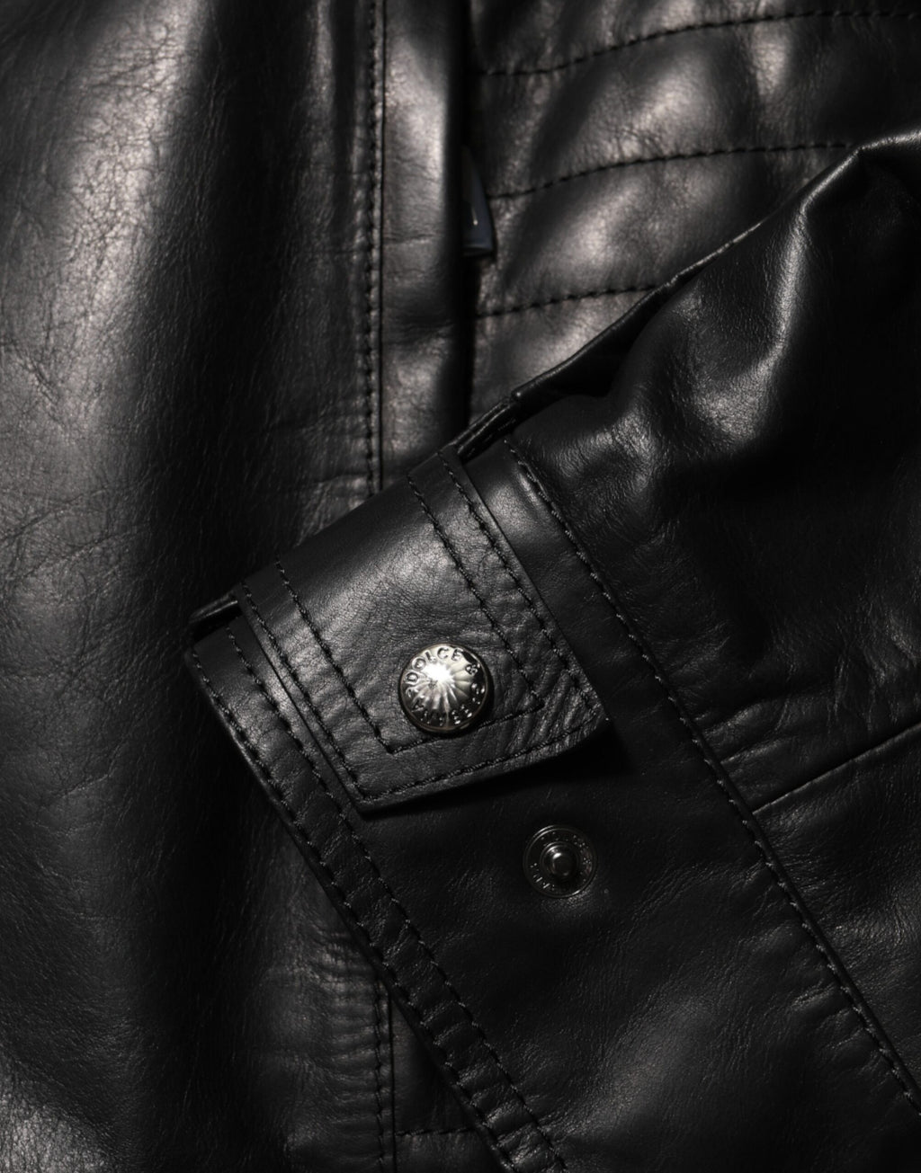 Schwarze Leder-Bikerjacke mit durchgehendem Reißverschluss