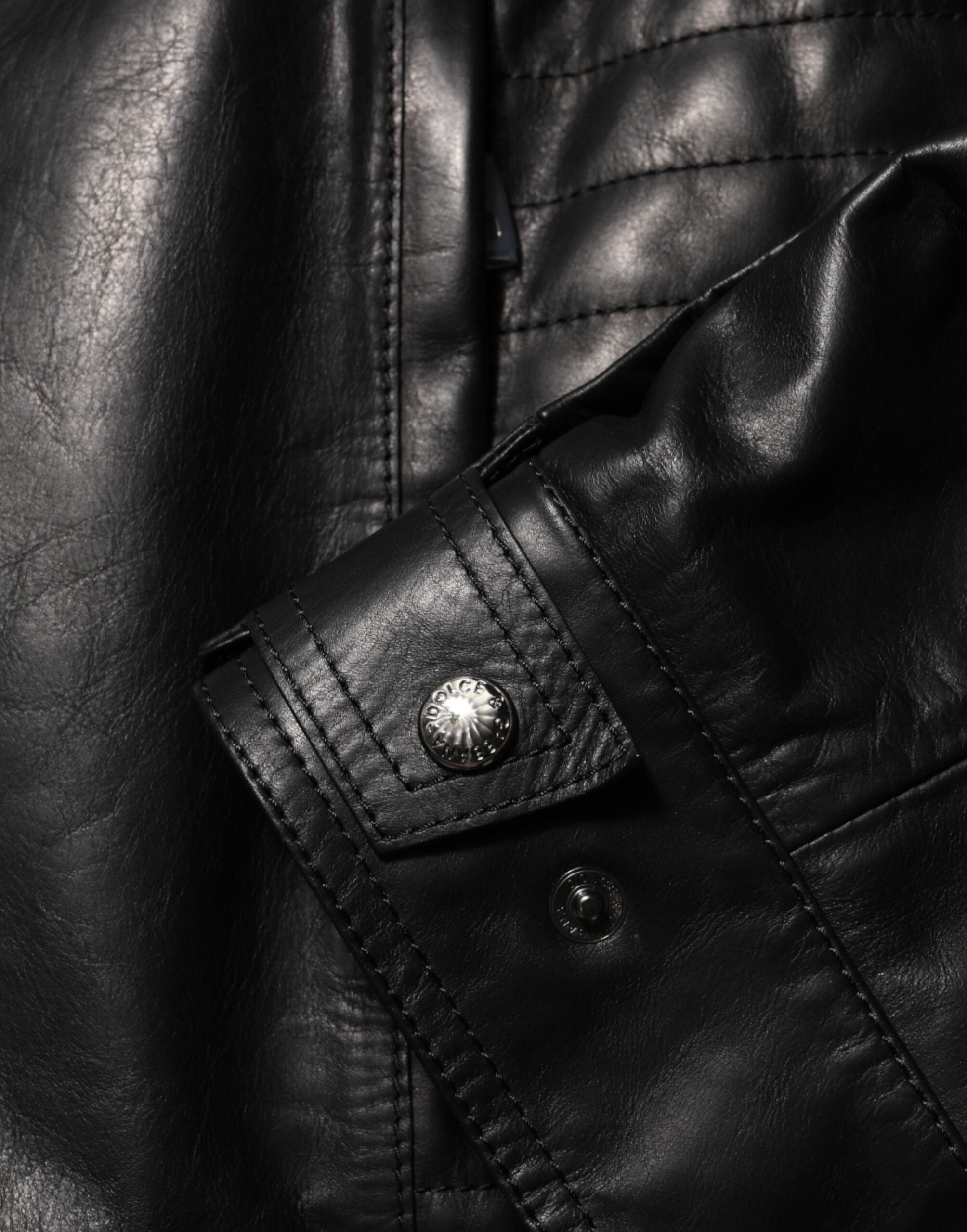 Schwarze Leder-Bikerjacke mit durchgehendem Reißverschluss