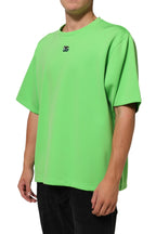 Grünes T-Shirt mit Rundhalsausschnitt und kurzen Ärmeln, mit Logo