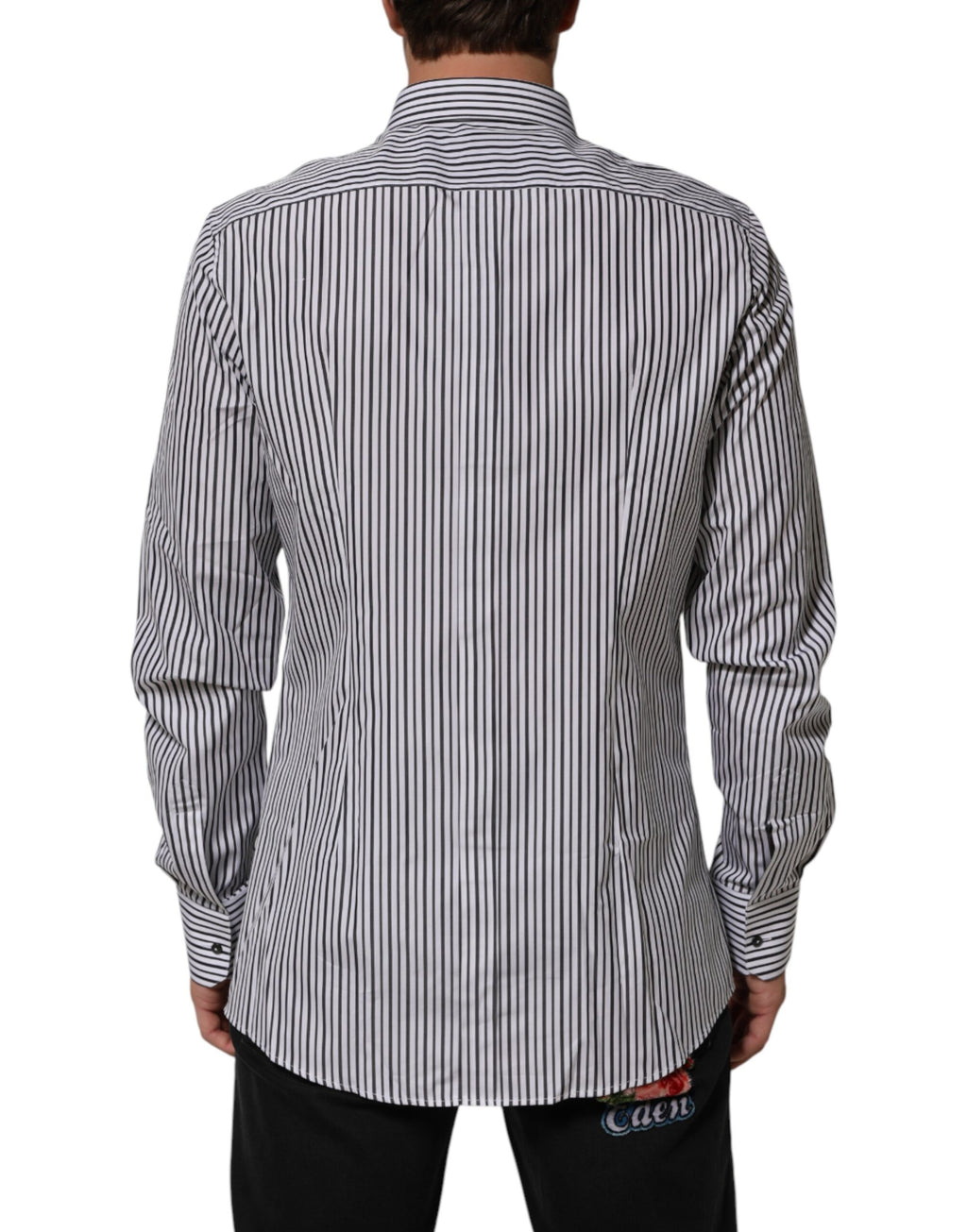 Camicia elegante da uomo a righe bianche e nere con dettagli dorati