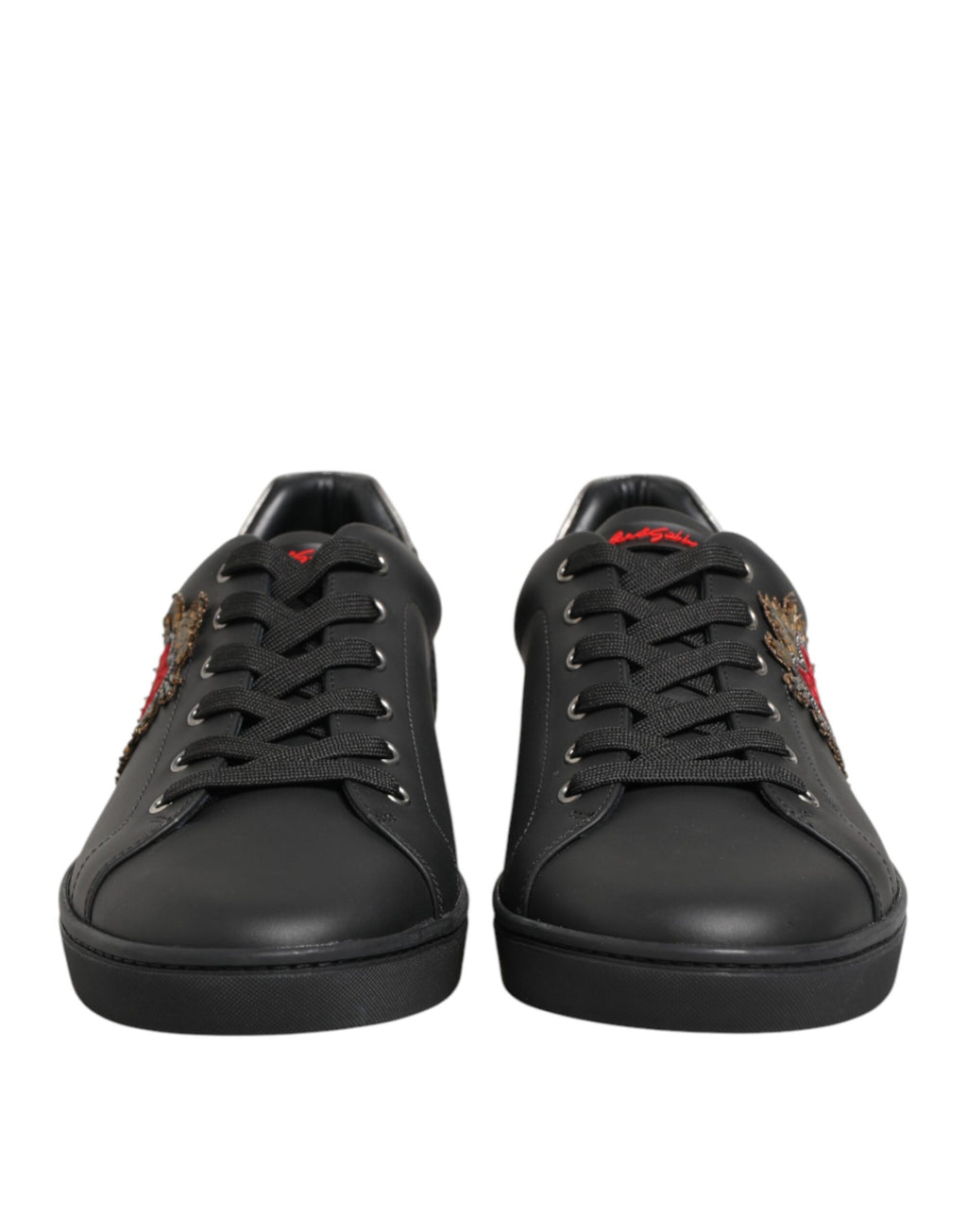 Schwarze Leder-Sneaker mit Herzverzierung