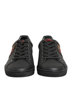 Schwarze Leder-Sneaker mit Herzverzierung