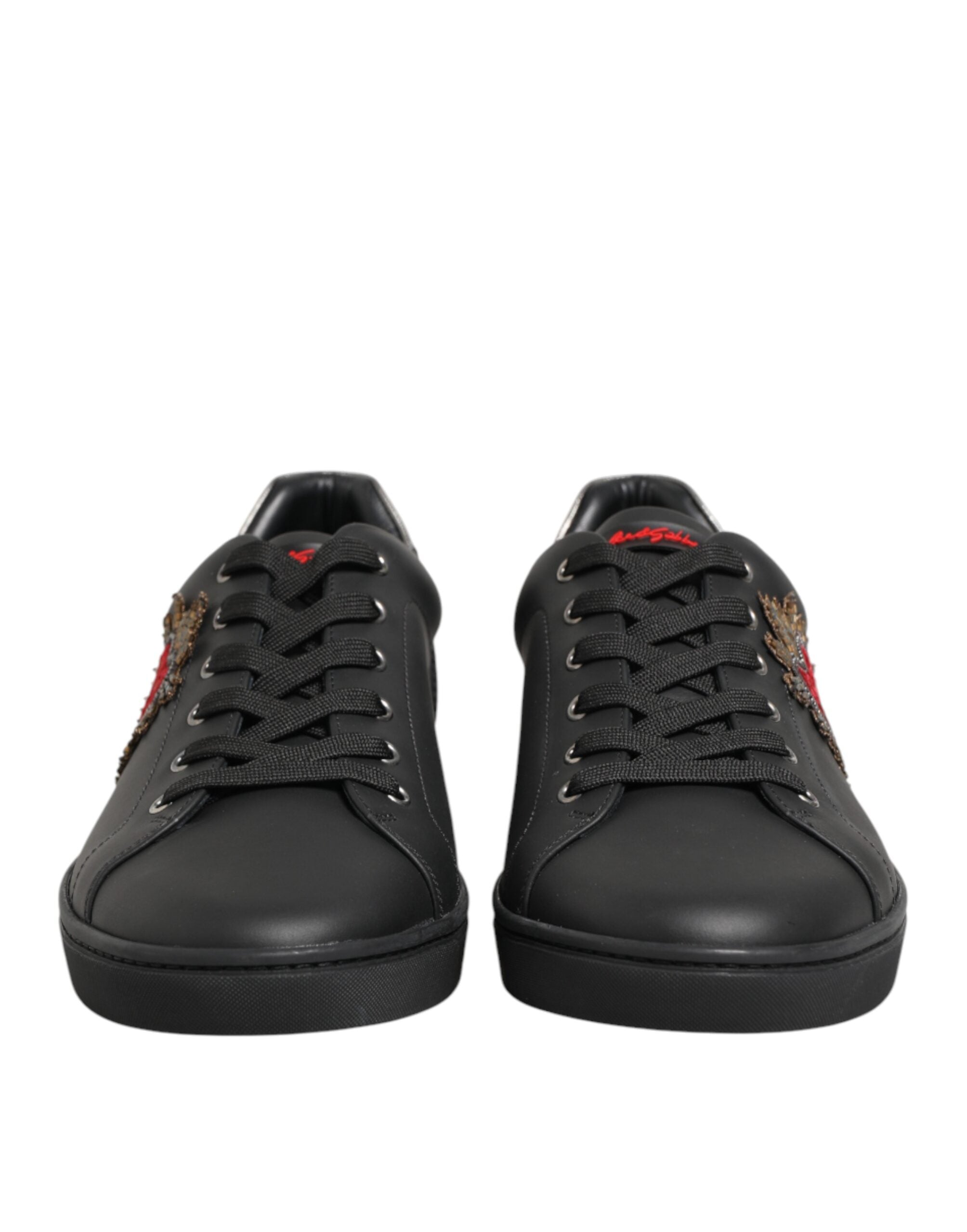 Schwarze Leder-Sneaker mit Herzverzierung