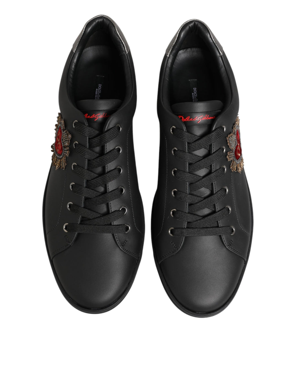 Schwarze Leder-Sneaker mit Herzverzierung