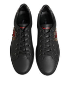 Schwarze Leder-Sneaker mit Herzverzierung