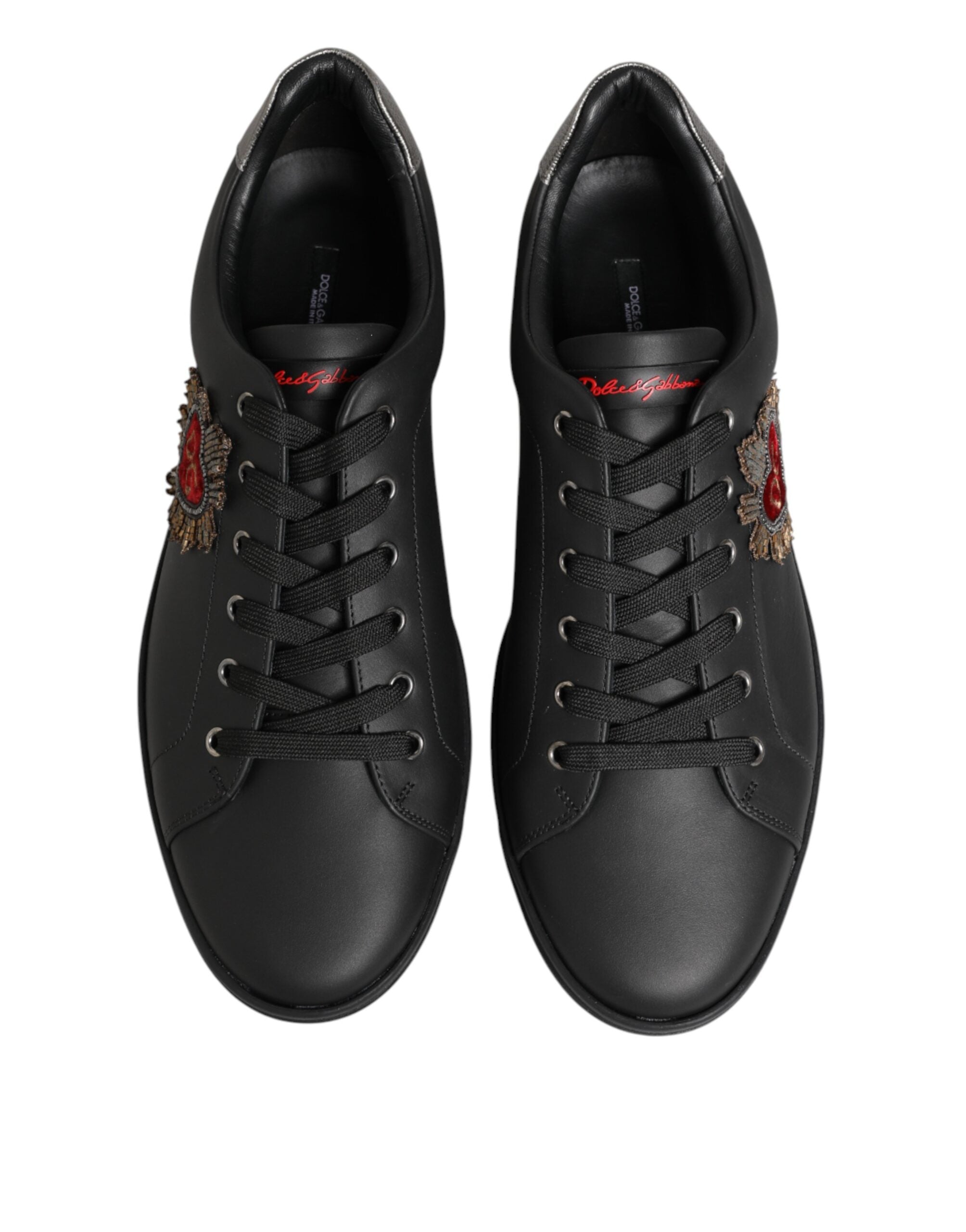 Schwarze Leder-Sneaker mit Herzverzierung