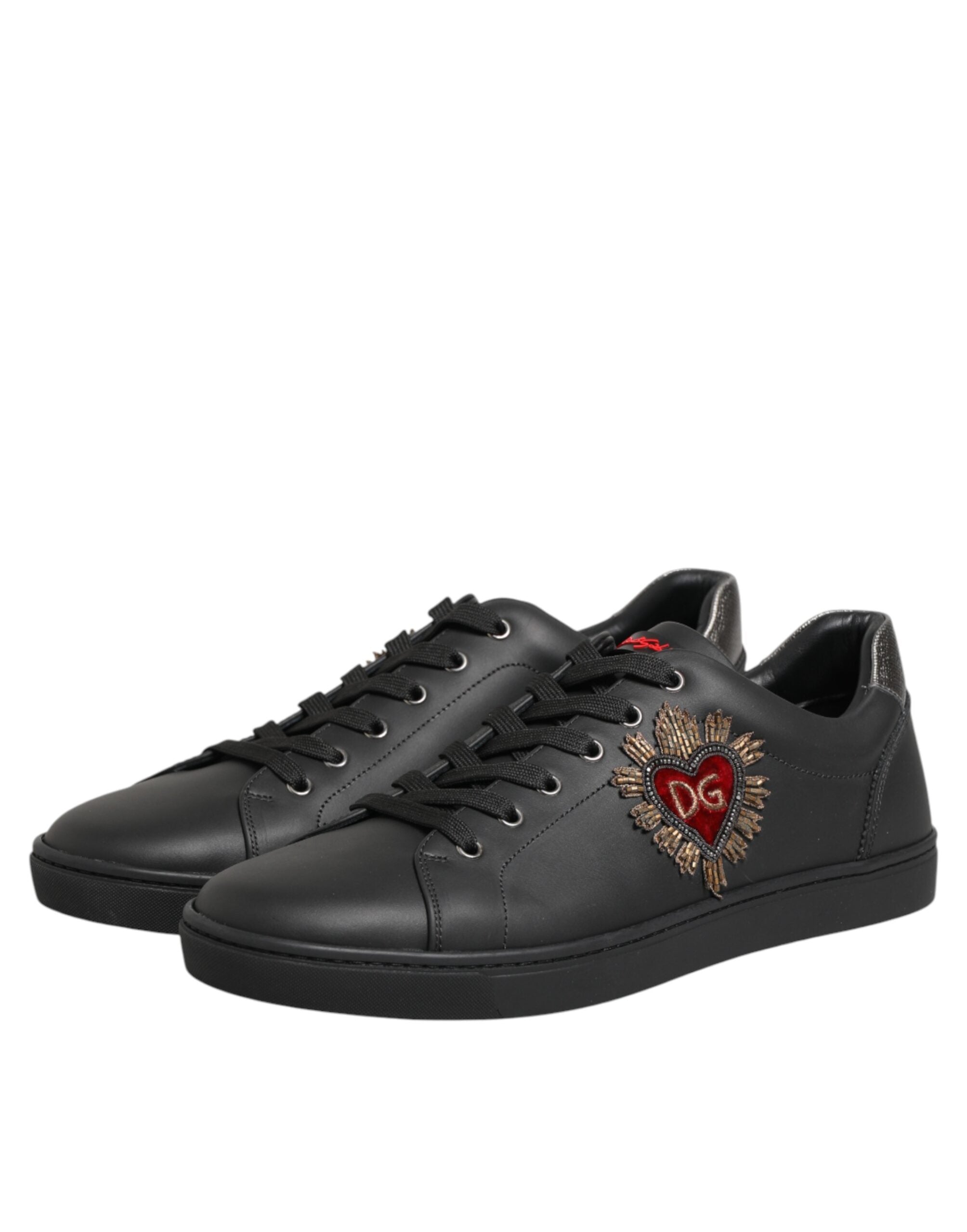 Schwarze Leder-Sneaker mit Herzverzierung