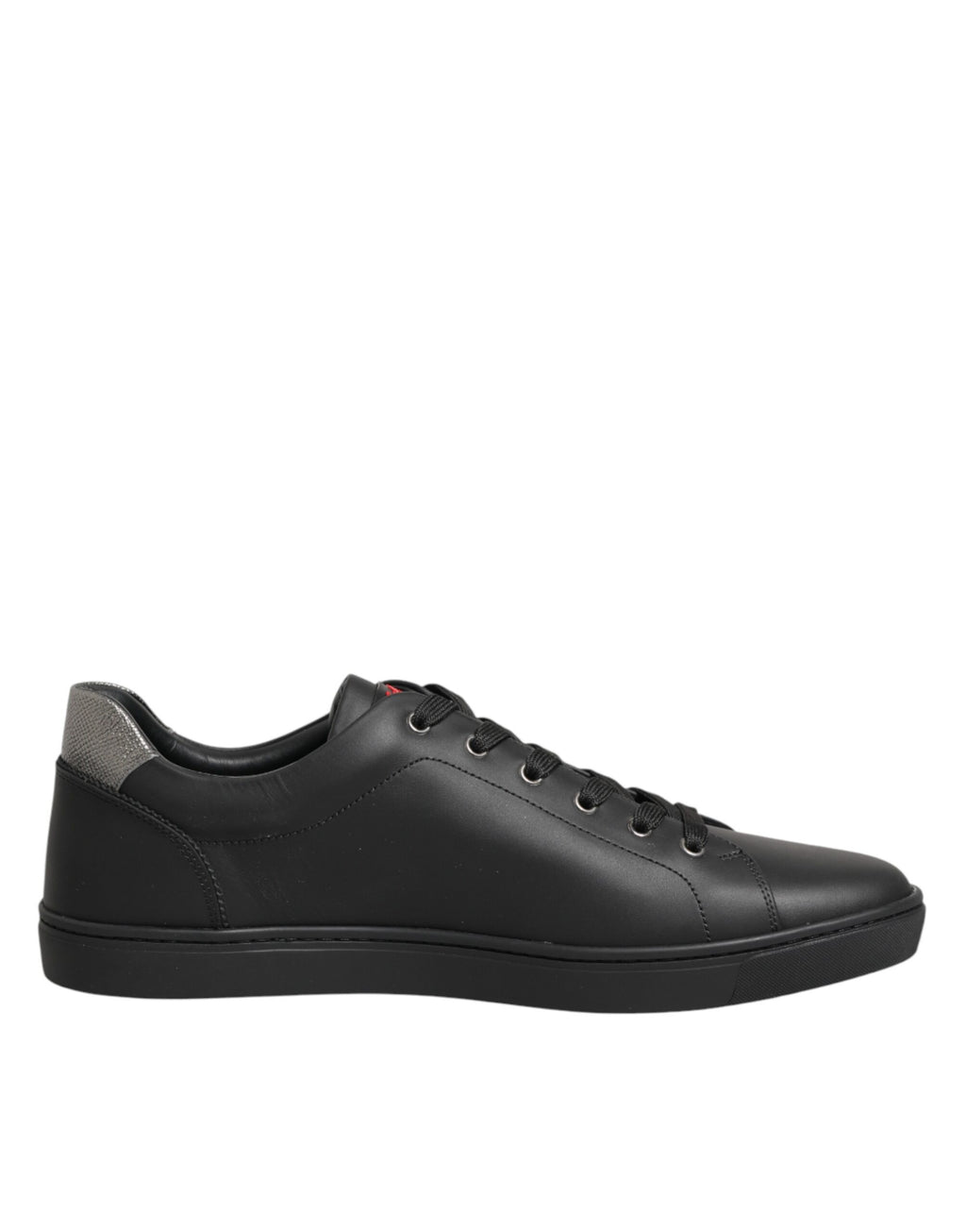 Schwarze Leder-Sneaker mit Herzverzierung