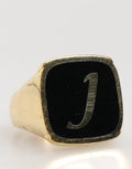 Goldfarbene Ringe aus echtem Messing mit schwarzer Emaille und „J“, verstellbar