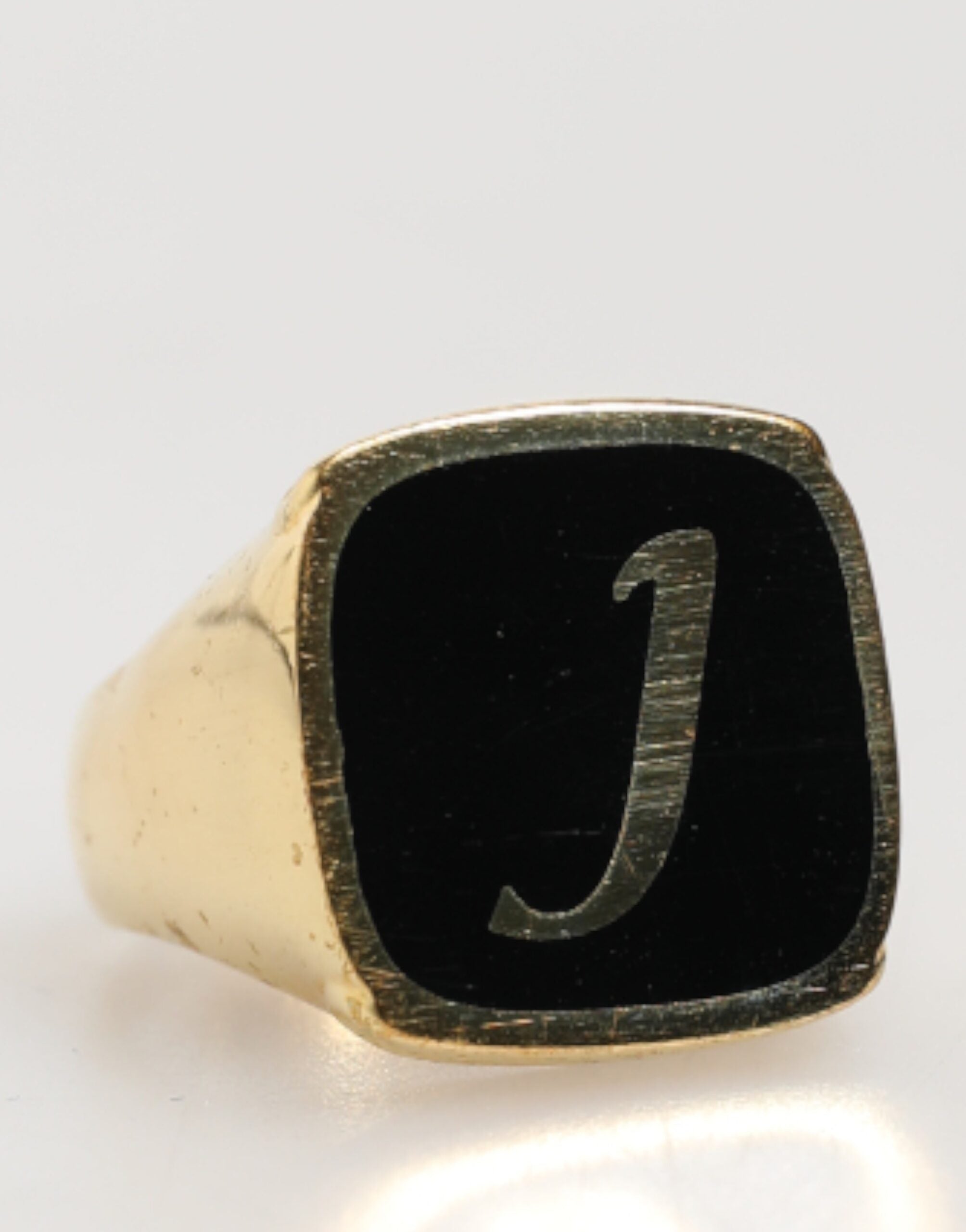 Goldfarbene Ringe aus echtem Messing mit schwarzer Emaille und „J“, verstellbar