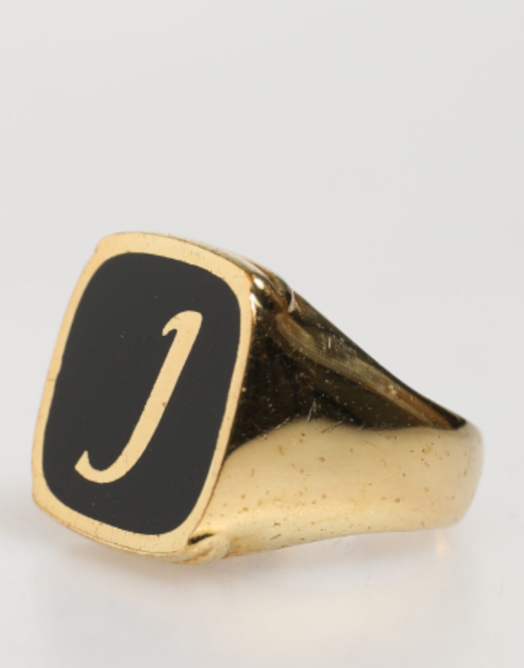 Goldfarbene Ringe aus echtem Messing mit schwarzer Emaille und „J“, verstellbar