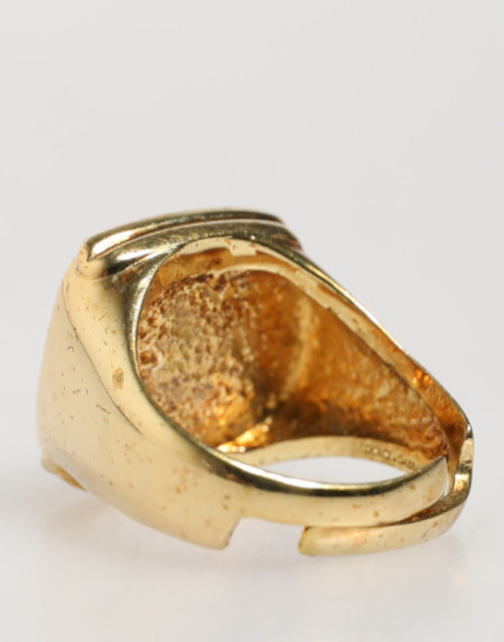 Goldfarbene Ringe aus echtem Messing mit schwarzer Emaille und „J“, verstellbar