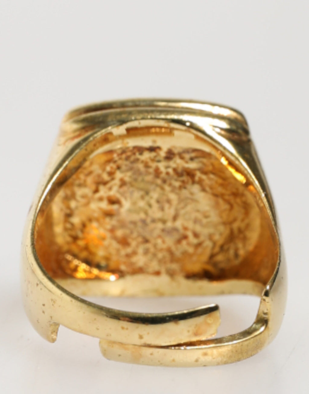 Goldfarbene Ringe aus echtem Messing mit schwarzer Emaille und „J“, verstellbar