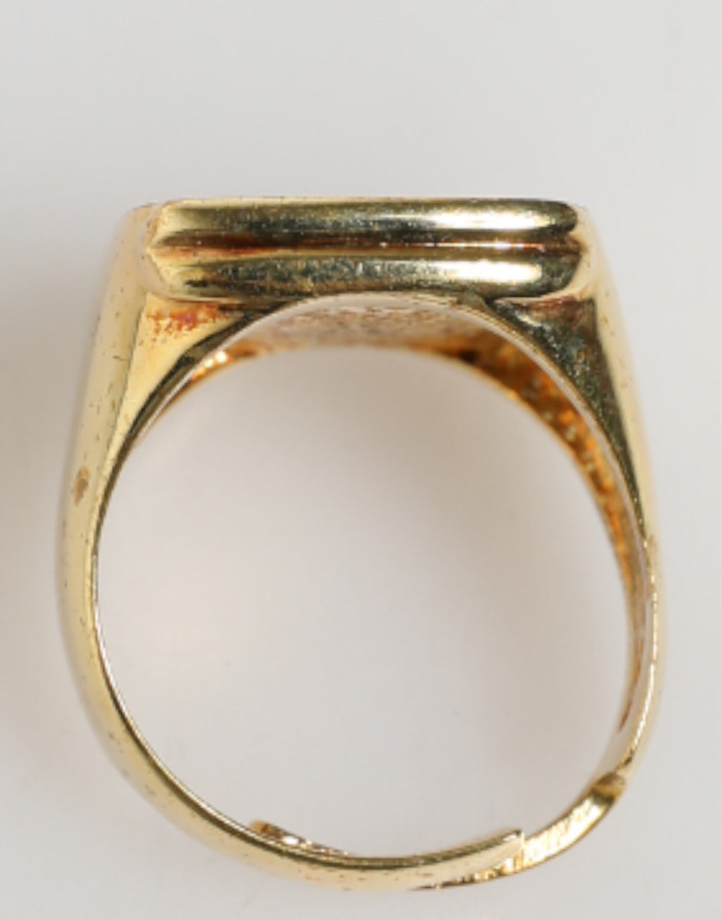 Goldfarbene Ringe aus echtem Messing mit schwarzer Emaille und „J“, verstellbar