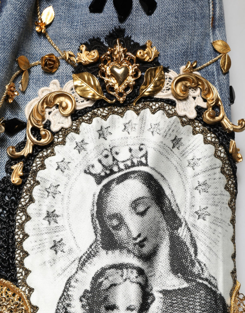 Blaue zerrissene verzierte Baumwoll-Denim-Jeans
