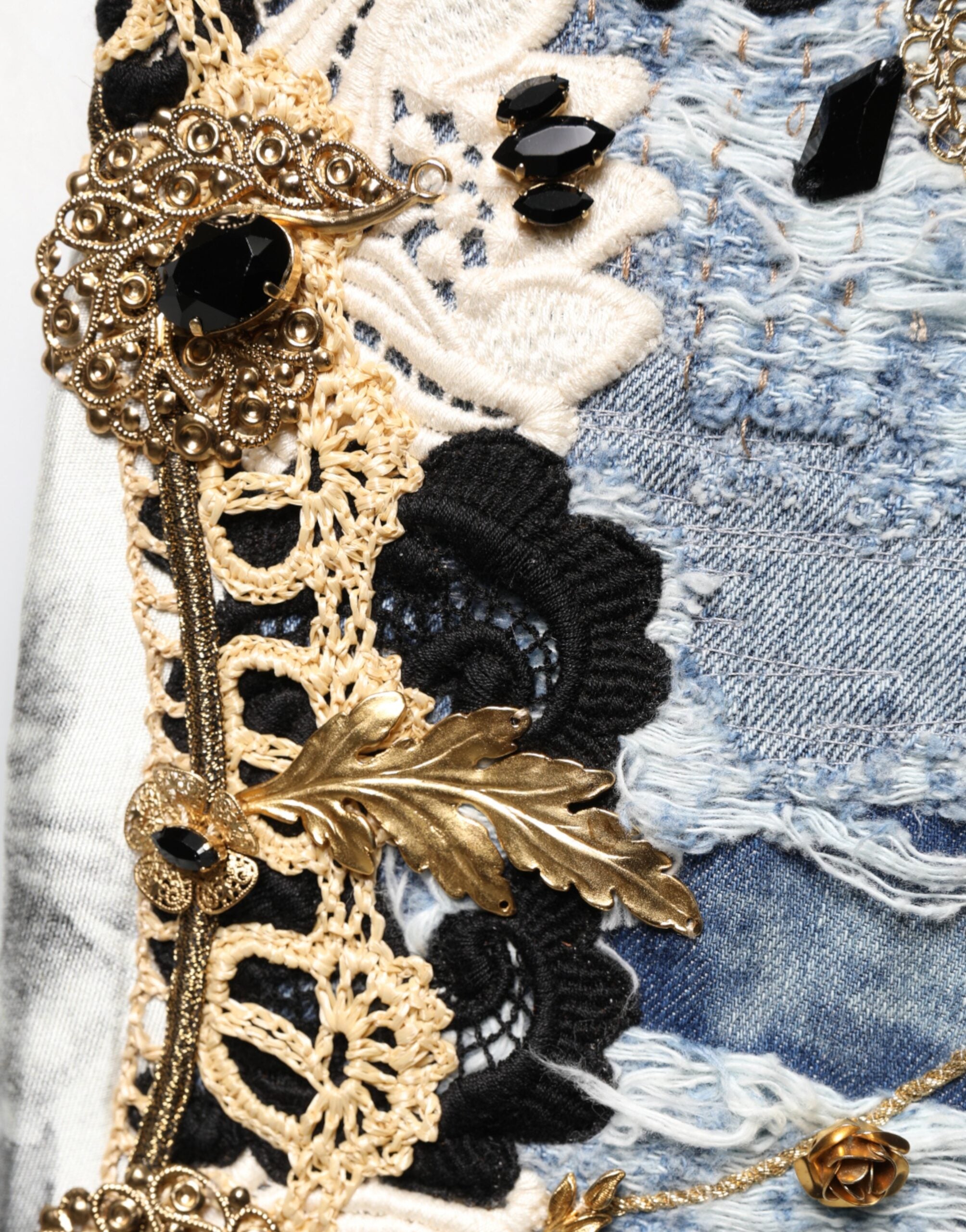 Blaue zerrissene verzierte Baumwoll-Denim-Jeans