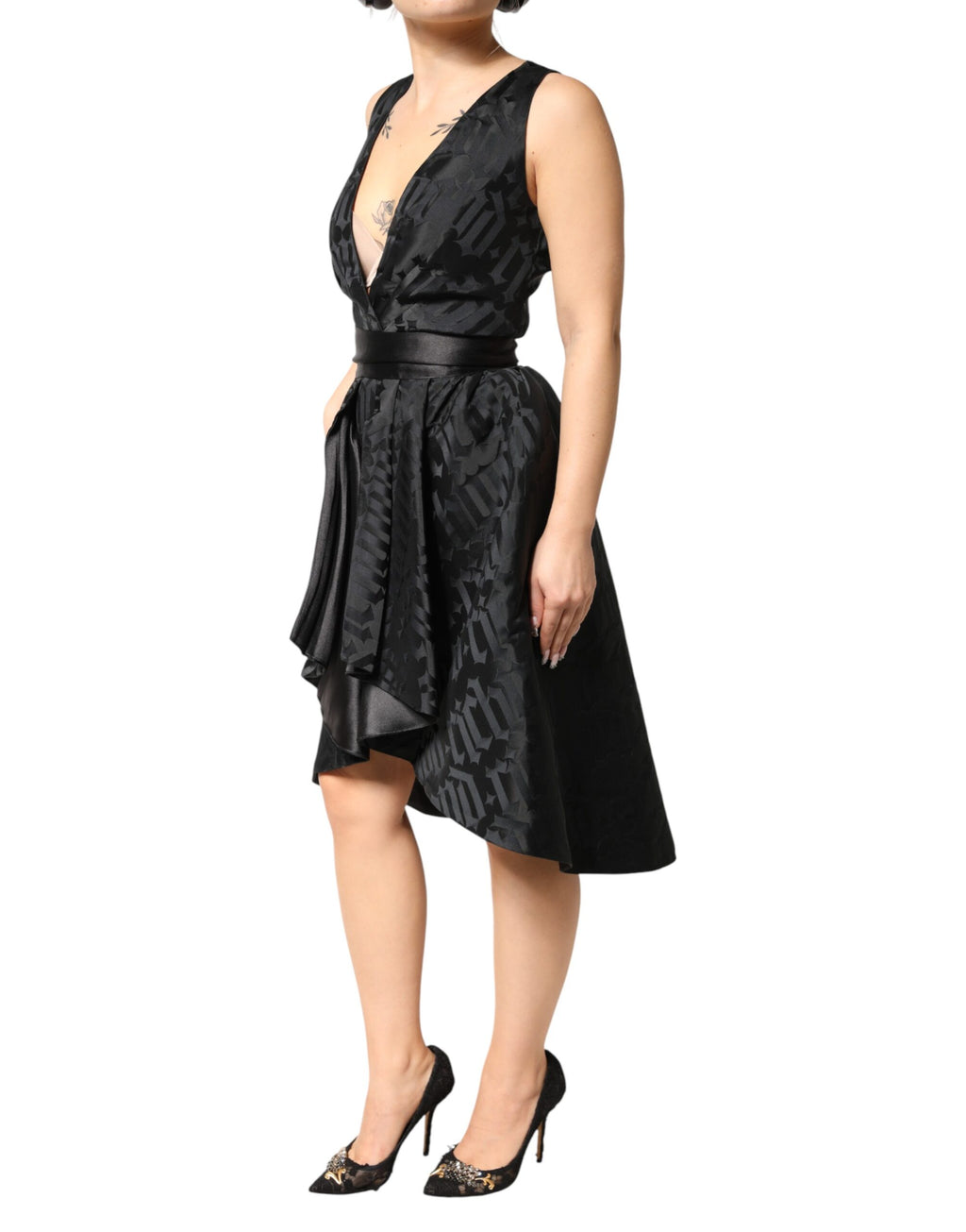 Schwarzes, ärmelloses 2-teiliges Kleid aus Jacquard mit tiefem V-Ausschnitt