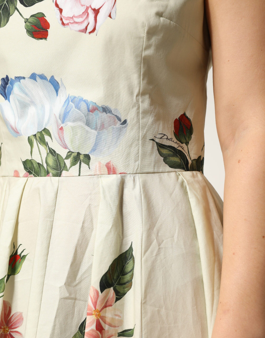 Beiges ärmelloses A-Linien-Kleid mit Blumenmuster