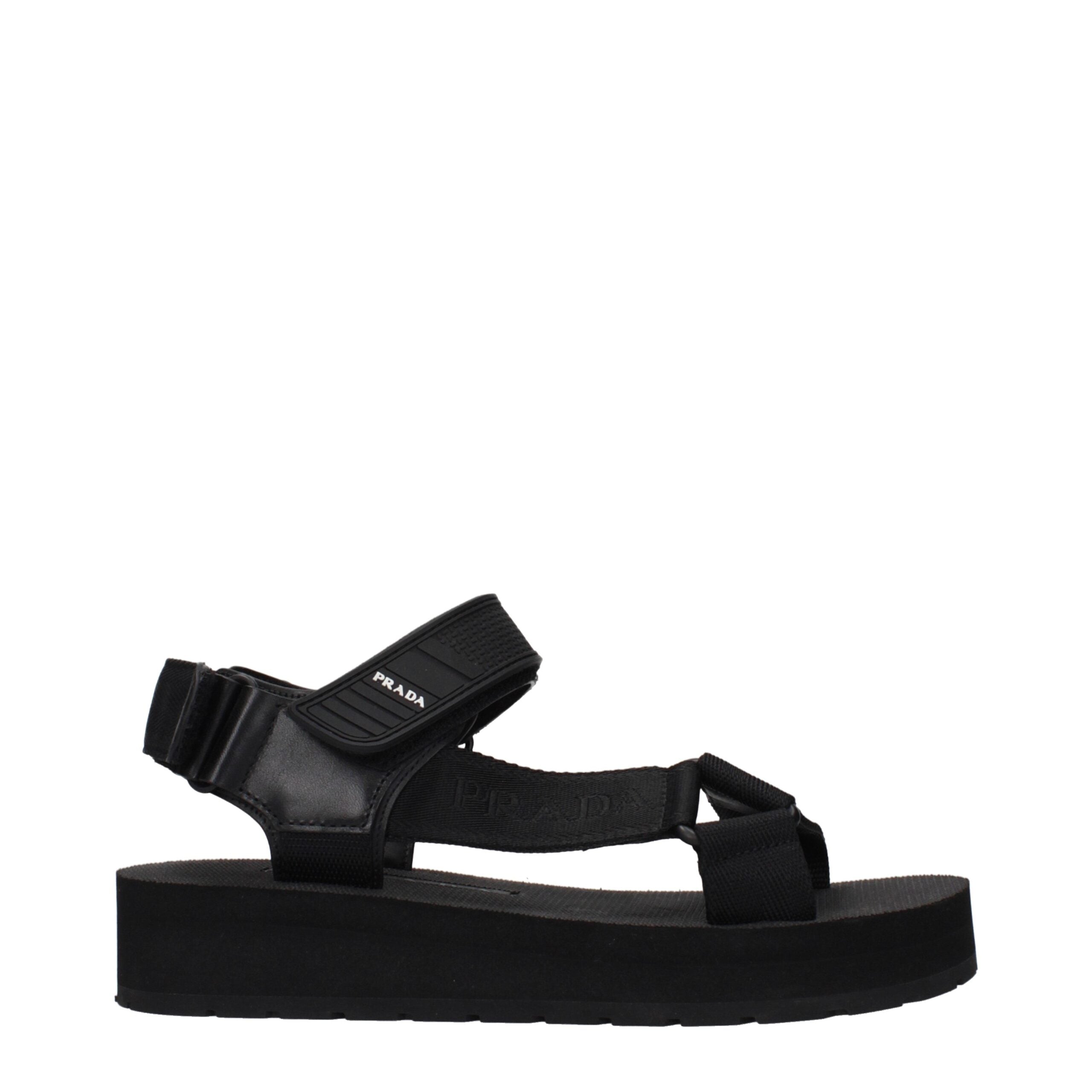 Schwarze flache Sandalen aus Stoff