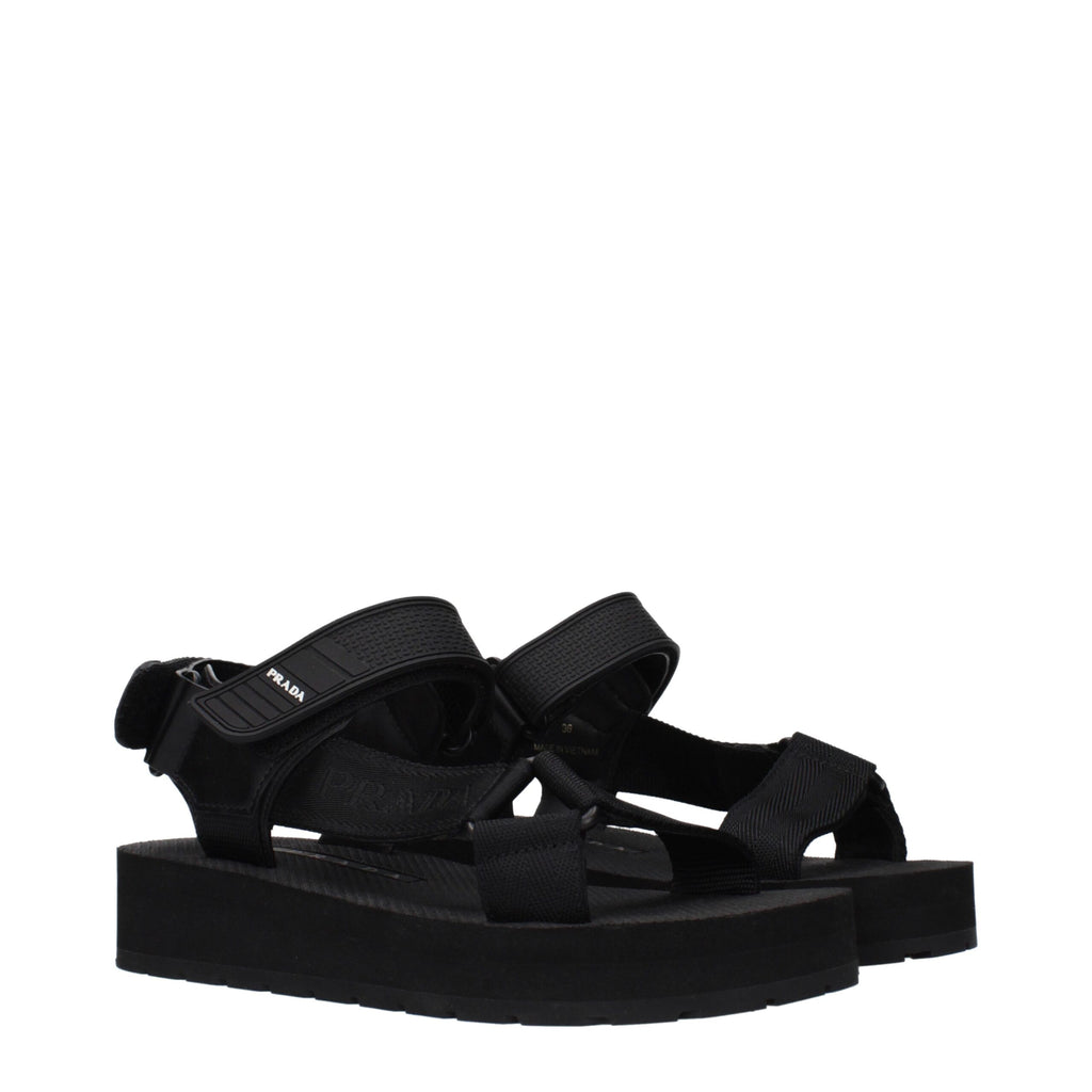 Schwarze flache Sandalen aus Stoff