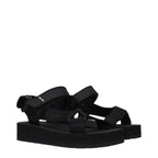 Schwarze flache Sandalen aus Stoff